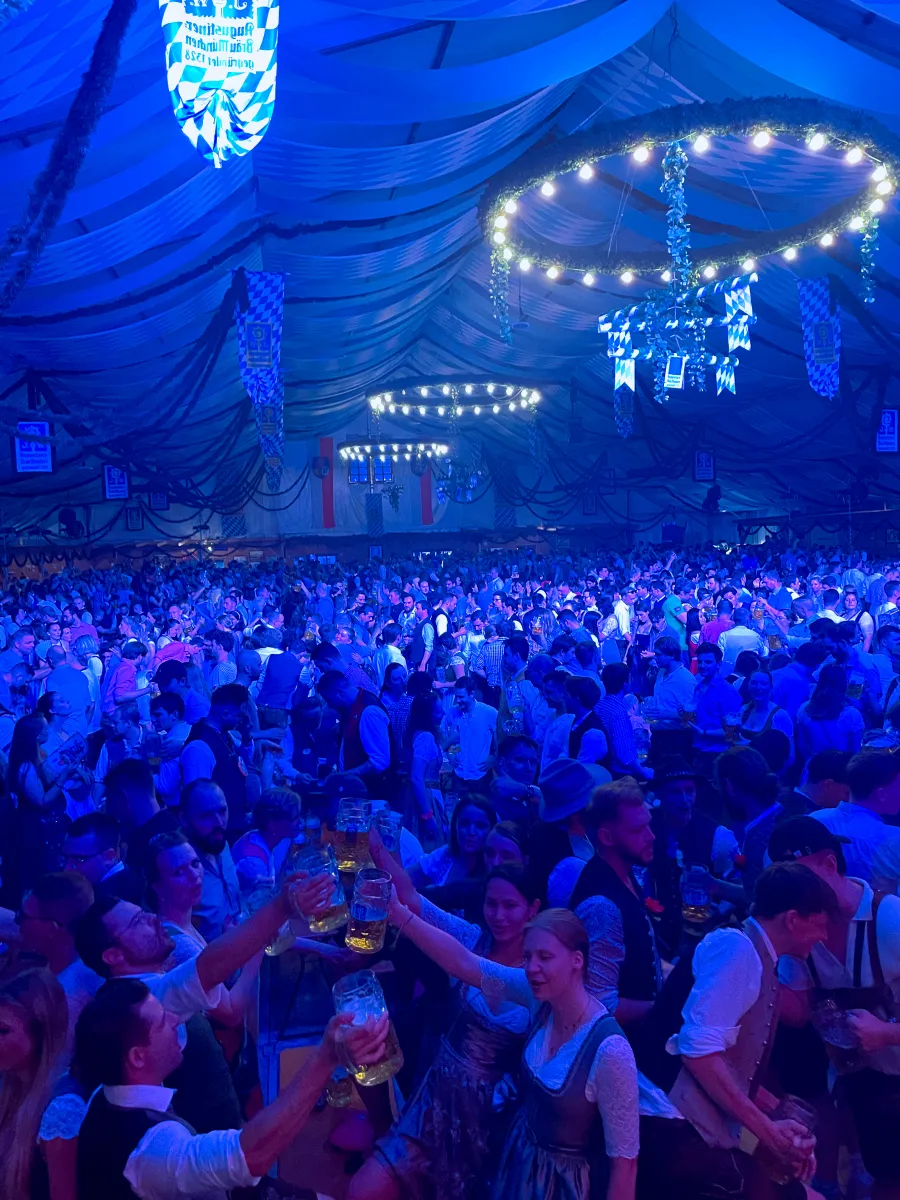 Gäste vor der Bühne im blau beleuchteten Festzelt