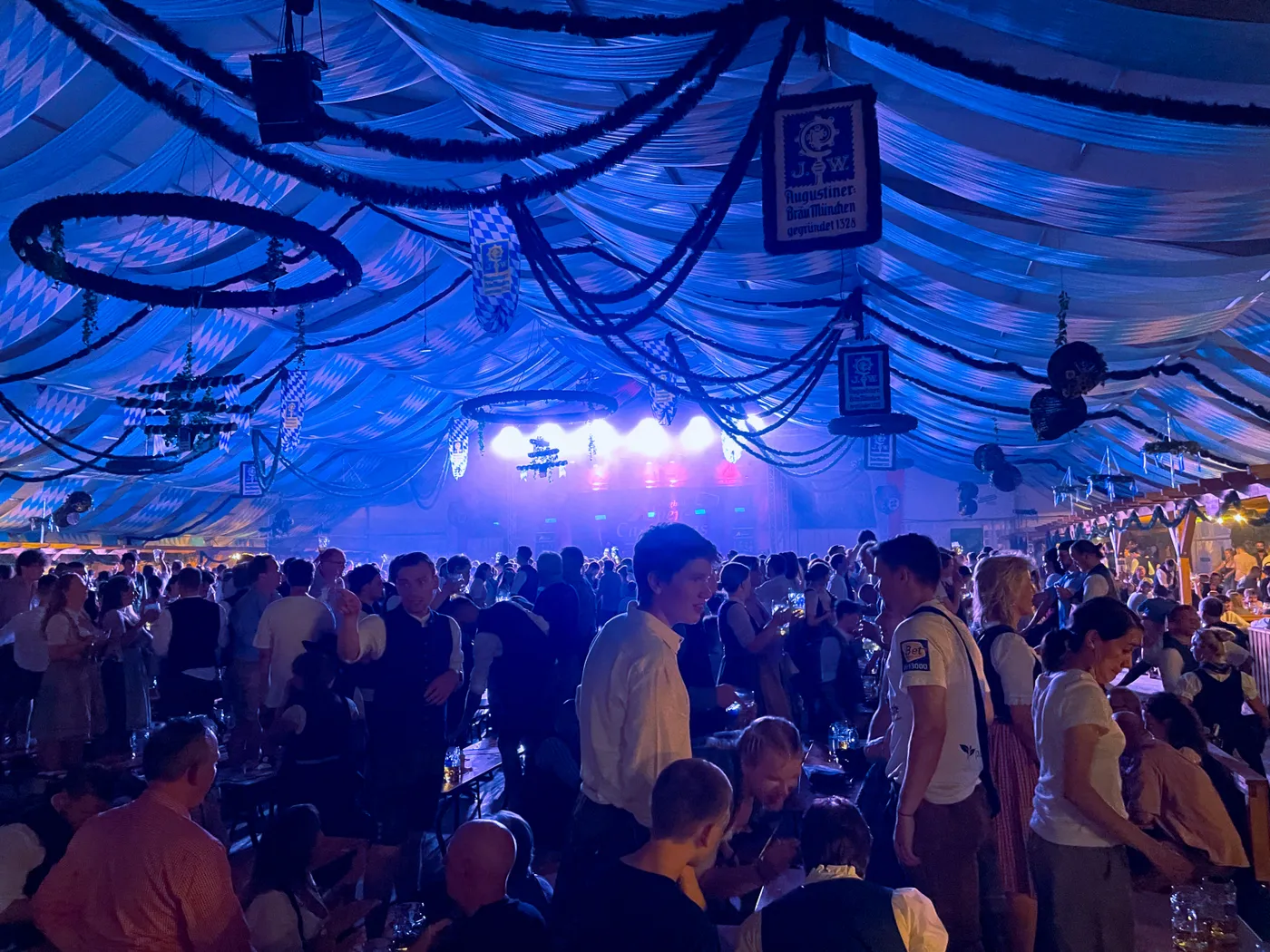 Publikum vor der Bühne der Original Alpencasanovas im Festzelt