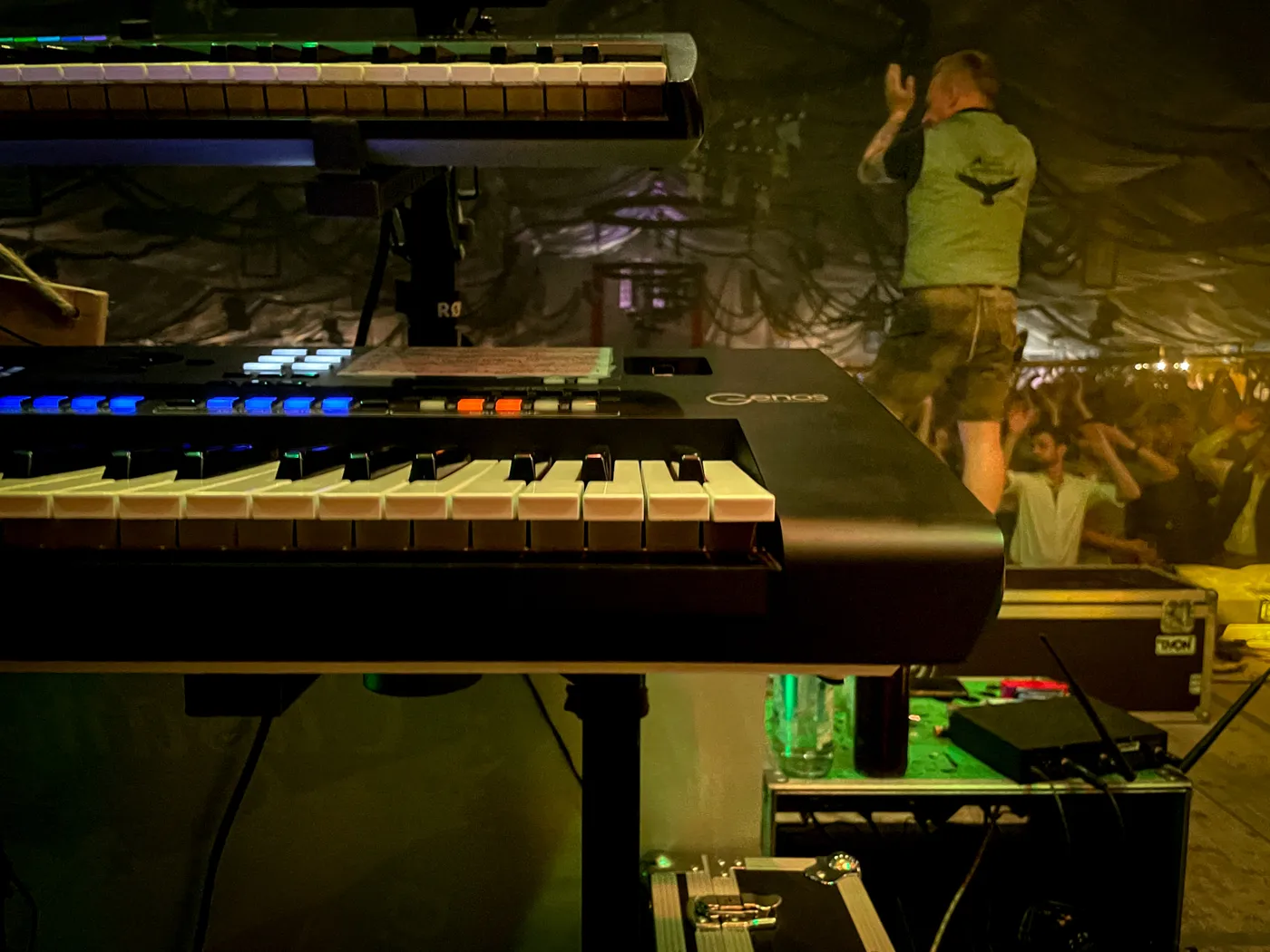 Keyboard der Original Alpencasanovas vor dem Festzeltpublikum
