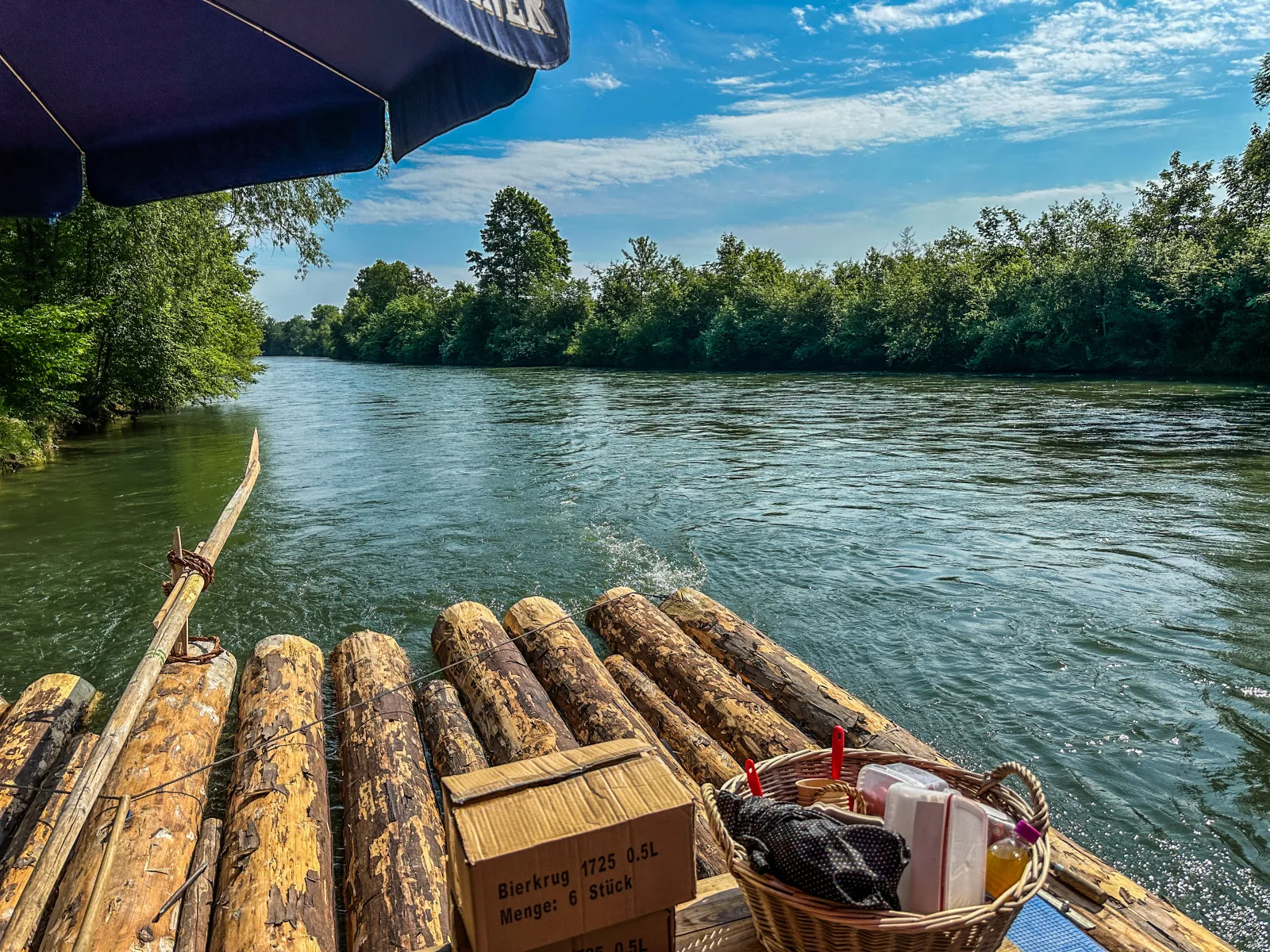 Blick vom Floß auf die Isar