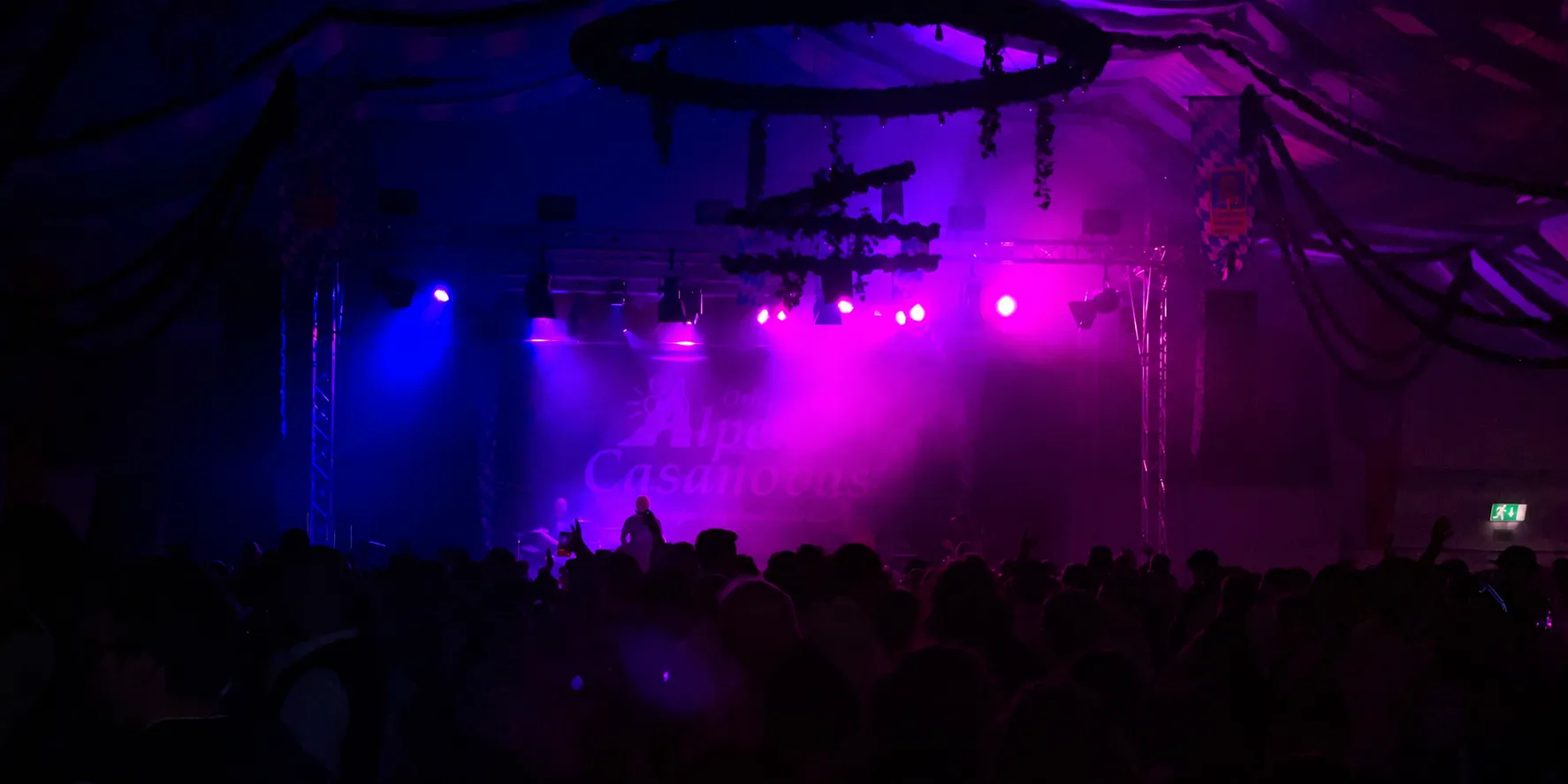 Magenta beleuchtete OAC-Partyband vor Publikum im Festzelt