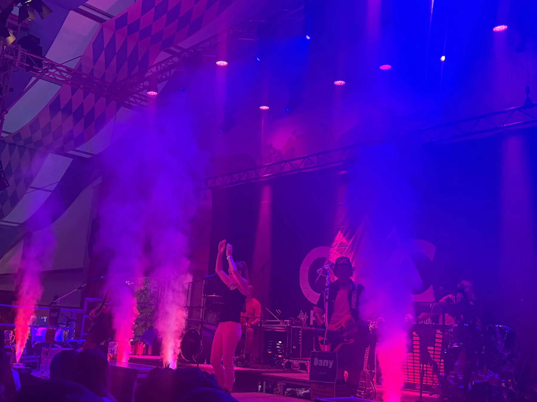 OAC-Partyband mit zusätzlicher Sängerin bei einem Live-Auftritt