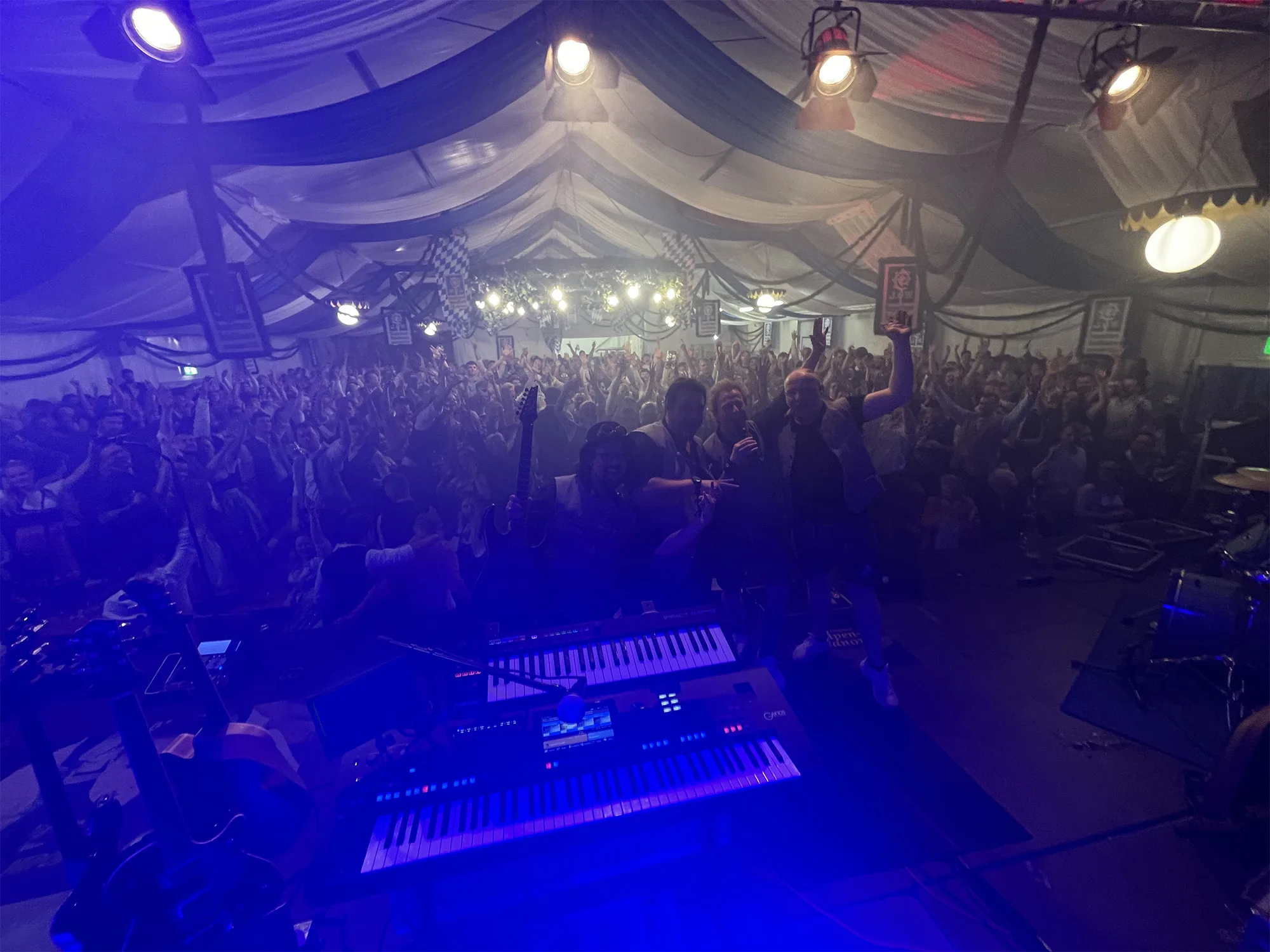 Original Alpencasanovas live vor vollem Festzelt in Bayern