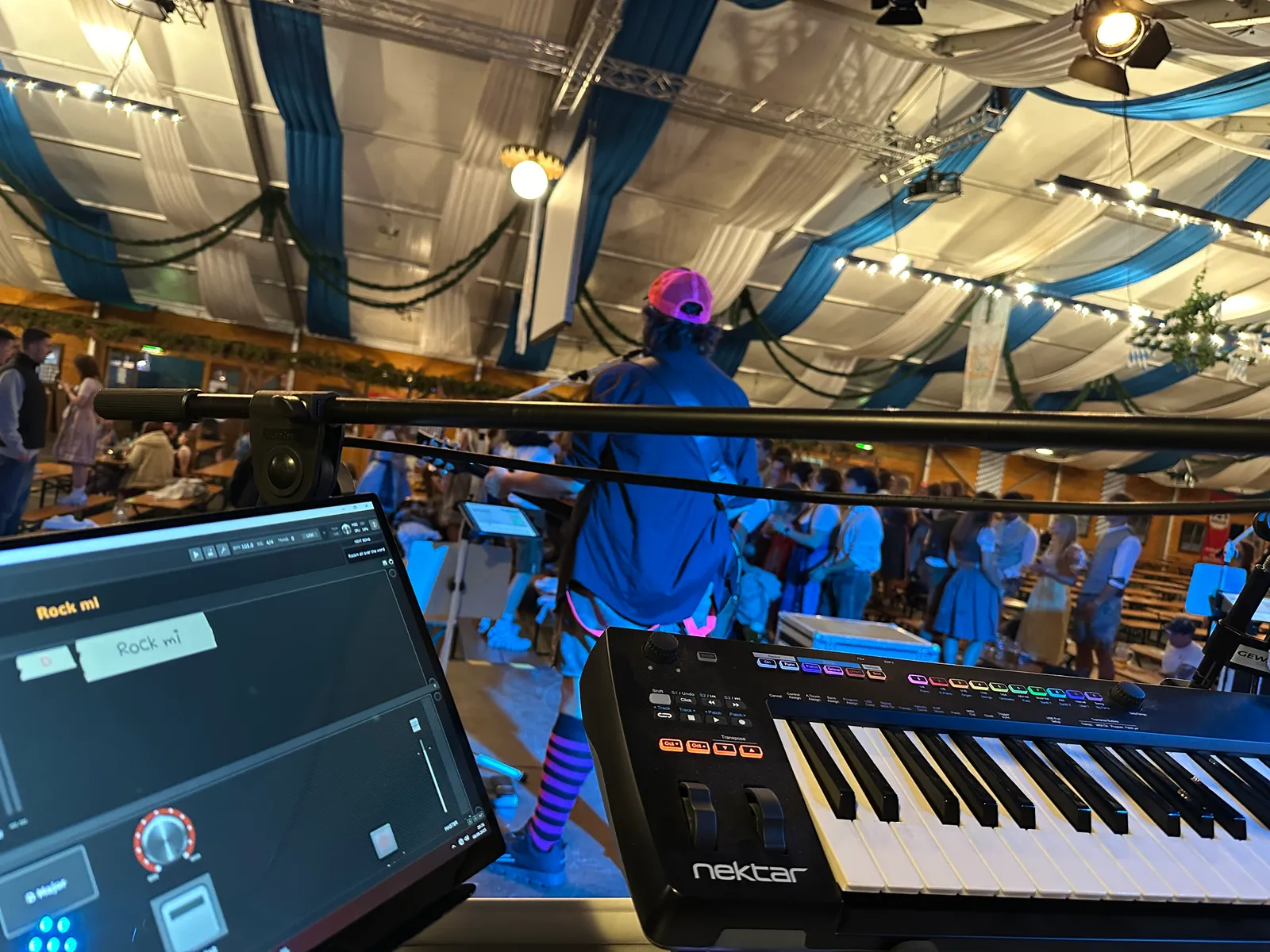 Keyboard, Bühne und Publikum bei einem Live-Auftritt der Original Alpencasanovas