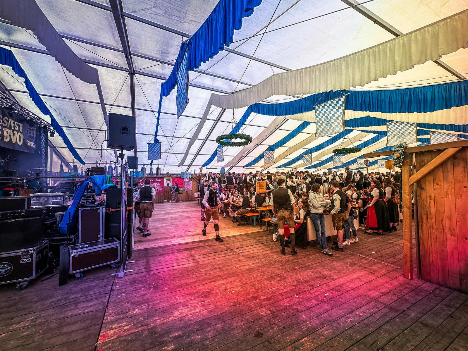 Festzelt mit Bühne und Publikum vor einem Auftritt